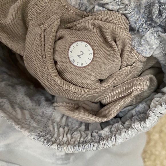 LULULEMON RARE Hotty Hot Short II *Long 4" - Picture 5 of 6